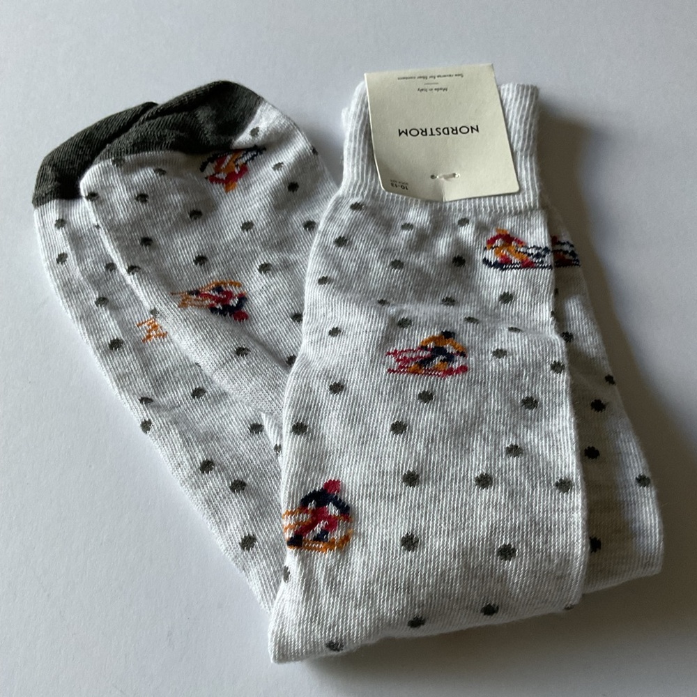NORDSTROM MENS COTTON BLEND SOCKS DOWNHILL SKIING PRINT LIGHT GRAY OS NWT
